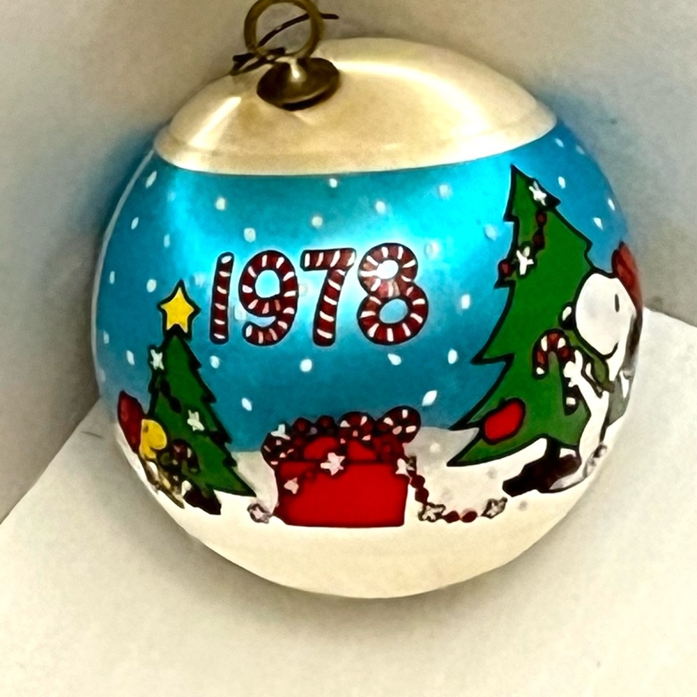 Vintage 1978 United Synd Peanuts Snoopy Woodstock Satin Ball Christmas Ornament